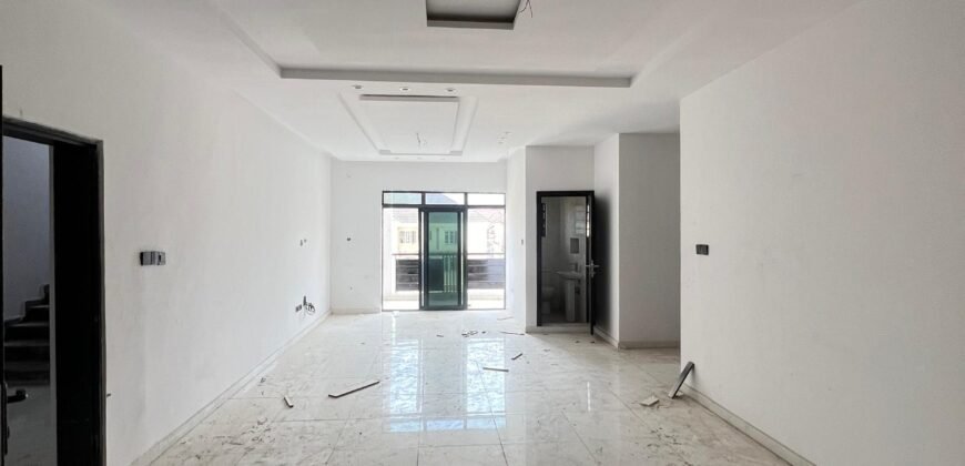 Lovely Built 2 Bedroom Apartment With Gym and Elevator Suitable for Investment or Family Residence